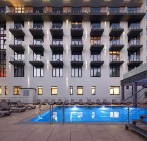 ein Hotel mit einem Pool vor einem Gebäude in der Unterkunft Святий Шарбель in Morschyn