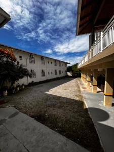 an empty courtyard of a large white building at Hotel Pousada Pereira in Matinhos