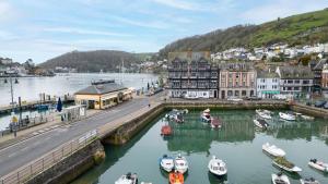 um grupo de barcos em um rio ao lado de uma cidade em The Old Orchard em Dartmouth