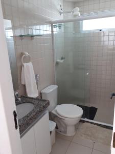 La salle de bains est pourvue de toilettes, d'un lavabo et d'une douche. dans l'établissement Flat Porto dos Carneiros, à Tamandaré