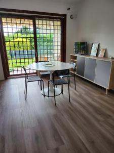 mesa y sillas en una habitación con ventana grande en Casa Baveno, en Baveno