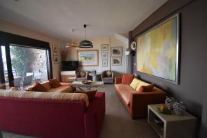 Sala de estar con 2 sofás y mesa en Modern seaside maisonette 130 m2 Oikia Litsas Paliouria Larissas, en Kokkino Nero