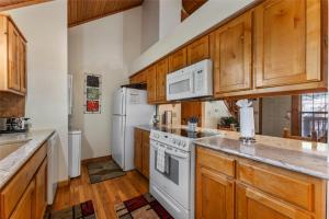 Köök või kööginurk majutusasutuses Whispering Woods Lodge-Sleeps 10 Home