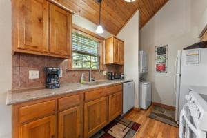 Köök või kööginurk majutusasutuses Whispering Woods Lodge-Sleeps 10 Home +52 fotot