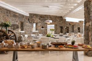 Fotografie z fotogalerie ubytování Spectacular Kalafatis Villa 1 Bedroom Villa Vibhu Private Jacuzzis & Infinity Pool v destinaci Kalafatis