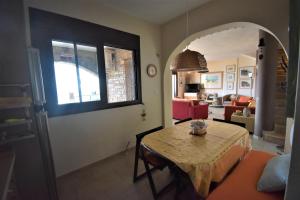 Habitación con mesa y sala de estar. en Modern seaside maisonette 130 m2 Oikia Litsas Paliouria Larissas, en Kokkino Nero