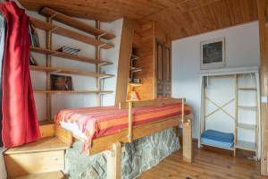 1 dormitorio con 1 cama y estanterías en una habitación en Gîte de Chapelèche Châtaigniers 7 P en Gluiras