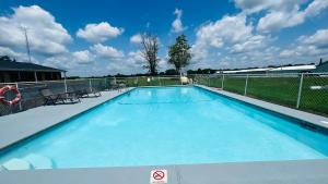 a large blue swimming pool on top of a building at Country Inn - Licking in Licking