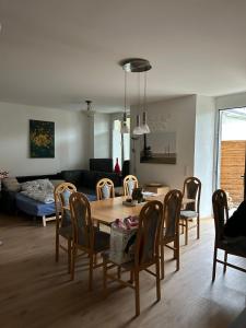 ein Wohnzimmer mit einem Tisch und Stühlen in der Unterkunft Center No 1 in Bad Ischl