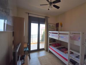 1 dormitorio con 2 literas y ventilador de techo en Modern seaside maisonette 130 m2 Oikia Litsas Paliouria Larissas, en Kokkino Nero