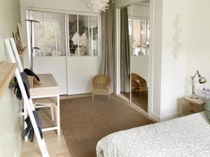 1 dormitorio con escritorio, 1 cama y escritorio en F2 cosy central I Rueil-Malmaison I La BonBonniere 92500, en Rueil-Malmaison
