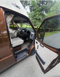 um carro aberto com a porta aberta e o interior dele em RETRO CAMPER HIRE LTD Campervan Hire Company "Travel Throughout Ireland " em Dublin