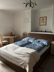 ein Schlafzimmer mit einem großen Bett und einem Tisch in der Unterkunft Center No 1 in Bad Ischl
