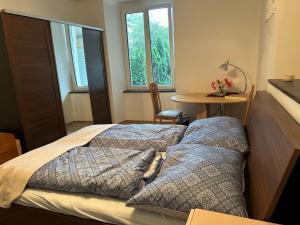 1 Schlafzimmer mit 2 Betten, einem Tisch und einem Fenster in der Unterkunft Center No 1 in Bad Ischl