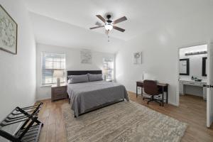 a bedroom with a bed and a ceiling fan at IAH Place: 4 bed, patio-sleeps 8+ in Humble