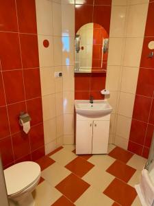 La salle de bains est pourvue de toilettes et d'un lavabo. dans l'établissement Zajazd Miechus, à Miechów