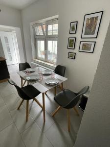 a dining room with a table and chairs at Modern eingerichtet-stadtnah-Ferienwohnung mit Geschirrspüler und Waschmaschine in Friedland