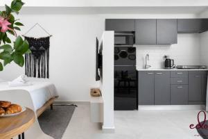 cocina con cama y mesa en una habitación en דירה עם נוף מדהים 100 מטר מהים חניה פרטית- By Edom, en Eilat