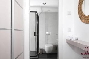 Un baño con inodoro y ducha de cristal. en דירה עם נוף מדהים 100 מטר מהים חניה פרטית- By Edom, en Eilat 8 fotos más