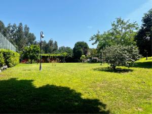 un parc avec un pôle lumineux dans l'herbe dans l'établissement Galicia Getaway - Villa Comorera, à Vilagarcía de Arousa