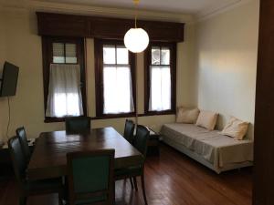a living room with a table and a couch at The Wall Montevideo [203] Vive en la Ciudad Vieja in Montevideo