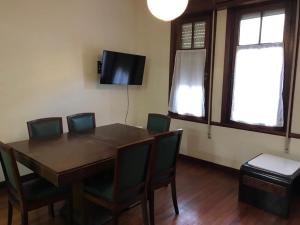 a dining room with a wooden table and chairs at The Wall Montevideo [203] Vive en la Ciudad Vieja in Montevideo