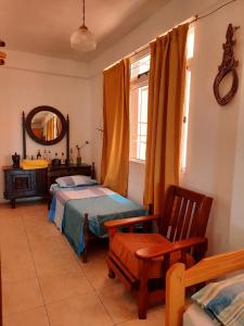 波薩達斯的住宿－Cedro Departamentos Temporarios，一间卧室配有两张床和镜子