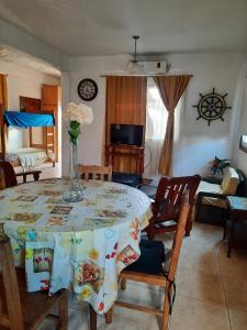 Una sala de estar con una mesa con un jarrón de flores encima. en Cedro Departamentos Temporarios, en Posadas