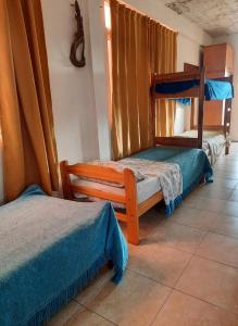 Cedro Departamentos Temporarios في بوساداس: غرفة نوم بسريرين بطابقين في غرفة