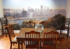 mesa de comedor con vistas a la ciudad en Comfy 3 BR - Family Friendly Apt - City Access, en Pittsburgh