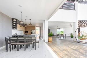 una cucina e una sala da pranzo con tavolo e sedie di Espectacular Finca Campestre de descanso a Villavicencio