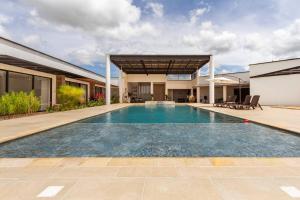 - une piscine dans l'arrière-cour d'une maison dans l'établissement Espectacular Finca Campestre de descanso, à Villavicencio