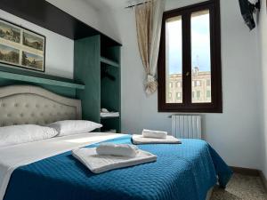 Postel nebo postele na pokoji v ubytování Venice Guest House