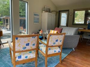 a living room with two chairs and a couch at BB de Woonboot in Anna Paulowna