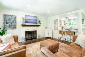 Una sala de estar con un sofá y una chimenea. en Cozy Creekside Rancher-Heart of Downtown Knoxville, en Knoxville 53 fotos más