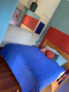 een slaapkamer met een groot blauw dekbed op een bed bij BB de Woonboot in Anna Paulowna