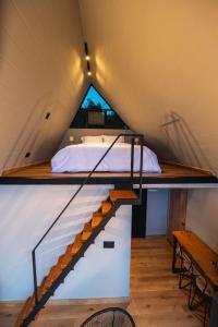 een slaapkamer in een tiny house met een bed bij 5CHALETS in Guatapé