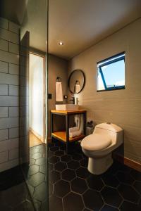 ein Badezimmer mit Toilette und Waschbecken in der Unterkunft 5CHALETS in Guatapé
