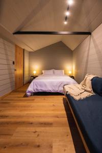 Ein Schlafzimmer mit einem Kingsize-Bett in einem Zelt in der Unterkunft 5CHALETS in Guatapé