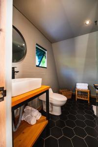 a bathroom with a sink and a toilet at 5CHALETS in Guatapé