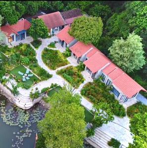 una vista aérea de una casa con techos rojos en Trang an green river homestay en Ninh Binh