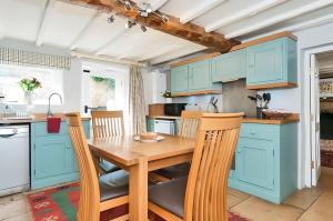 Η κουζίνα ή μικρή κουζίνα στο Cidermill Cottage +3 φωτογραφίες