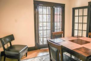 uma sala de jantar com uma mesa de madeira e cadeiras em Comfy and Spacious 3 BR - Easy City Access em Pittsburgh