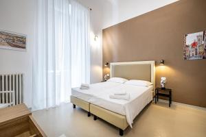 um quarto com uma cama e uma grande janela em la loggia del porcellino em Florença