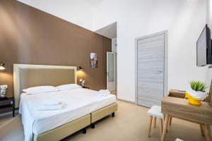 um quarto com uma cama grande e uma televisão em la loggia del porcellino em Florença