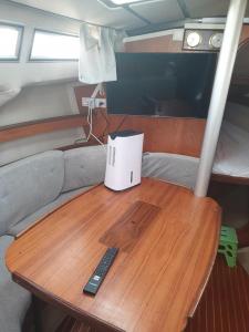 a table with a remote control on top of a boat at Détente insolite sur un bateau a Cabourg in Dives-sur-Mer