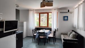 - une salle à manger avec une table et un canapé dans l'établissement Студия Лазарови, à Balchik