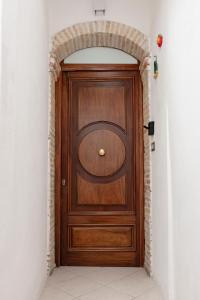 a wooden door in a hallway with an archway at IamartinoApartments in Termoli