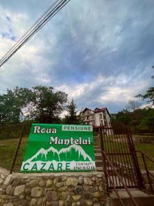 um sinal numa cerca em frente a uma casa em Roua Muntelui em Sarata-Monteoru
