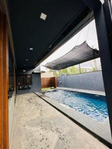 una piscina en una casa con techo en Z-Pad, en Bacolod
